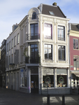908709 Gezicht op het winkelhoekpand Oudegracht 138 te Utrecht, met links de Vinkenburgstraat.N.B. bouwjaar: 1864 voor ...